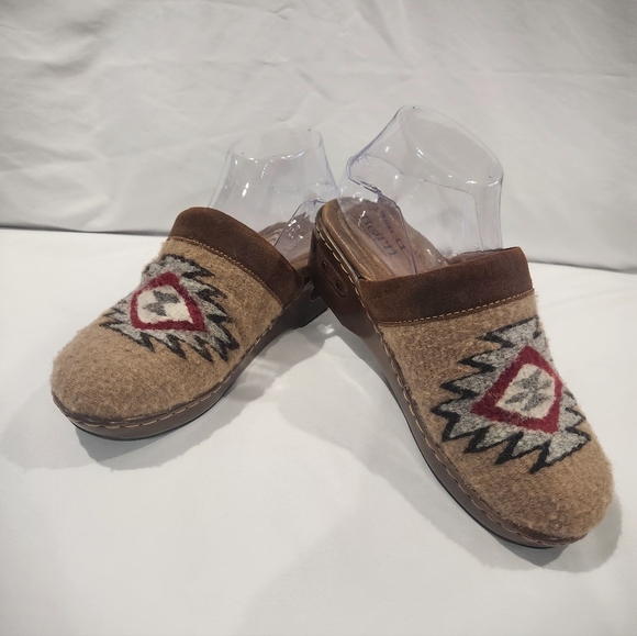 Born Shoes - Born Tan‎ Slip-On Clogs with Geometric Design